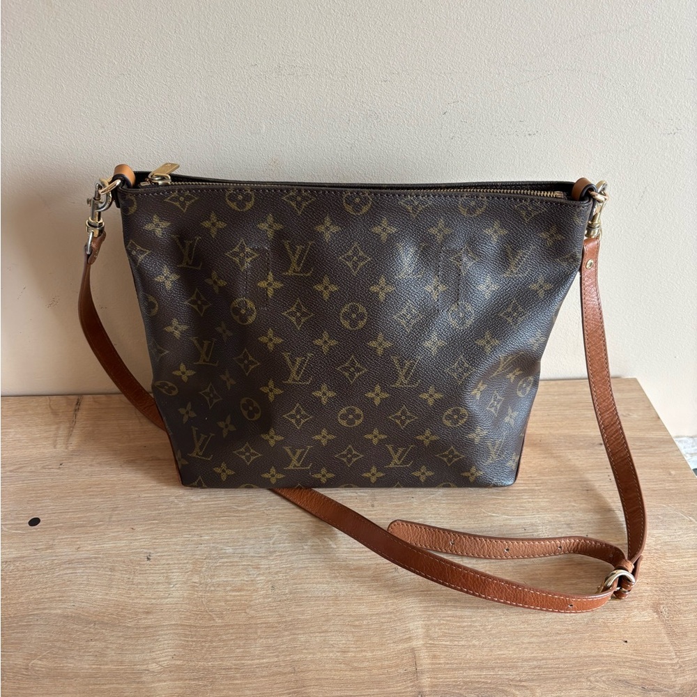 Authentic Louis Vuitton monogram shoulder crossbody bag - Picture 2 of 10